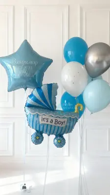 Композиция „it’s a Boy!“ Композиция воздушных шаров для выписки мальчика: голубая коляска с надписью „it’s a Boy!“, набор шаров разных оттенков синего и серебристого