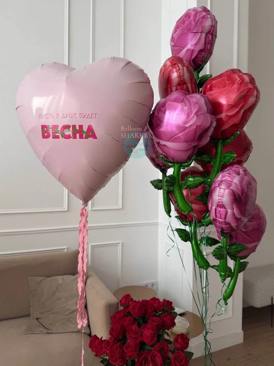Фольгированное сердце с надписью и букет шаров-роз: сердце розового цвета с текстом, розы в розовых и бордовых тонах, зелёные стебли.