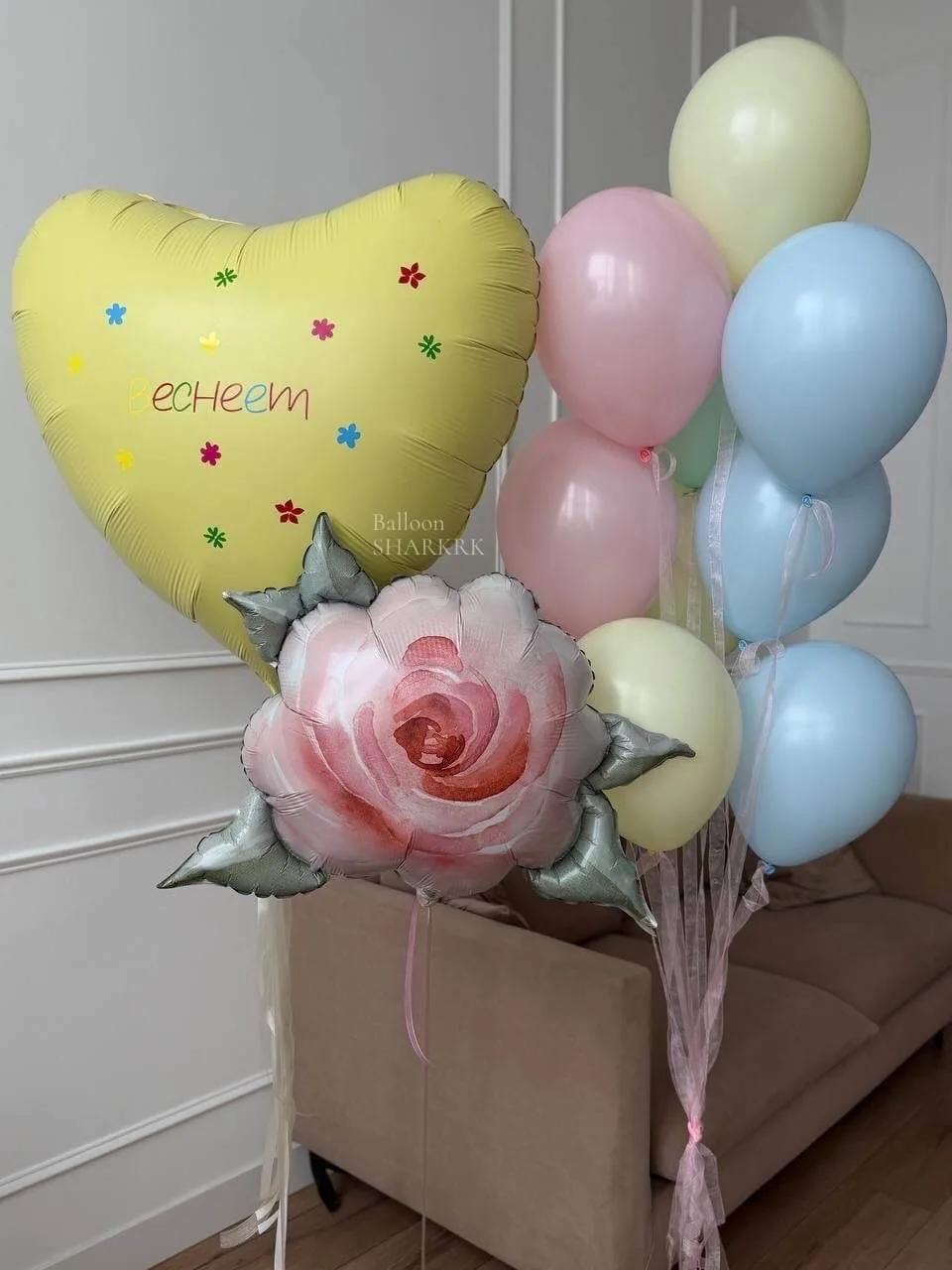 Декоративная композиция из шаров: объёмная роза в розовых оттенках, сердце с позитивной надписью, шары пастельных цветов (розовый, голубой, кремовый), перевязаны прозрачными лентами