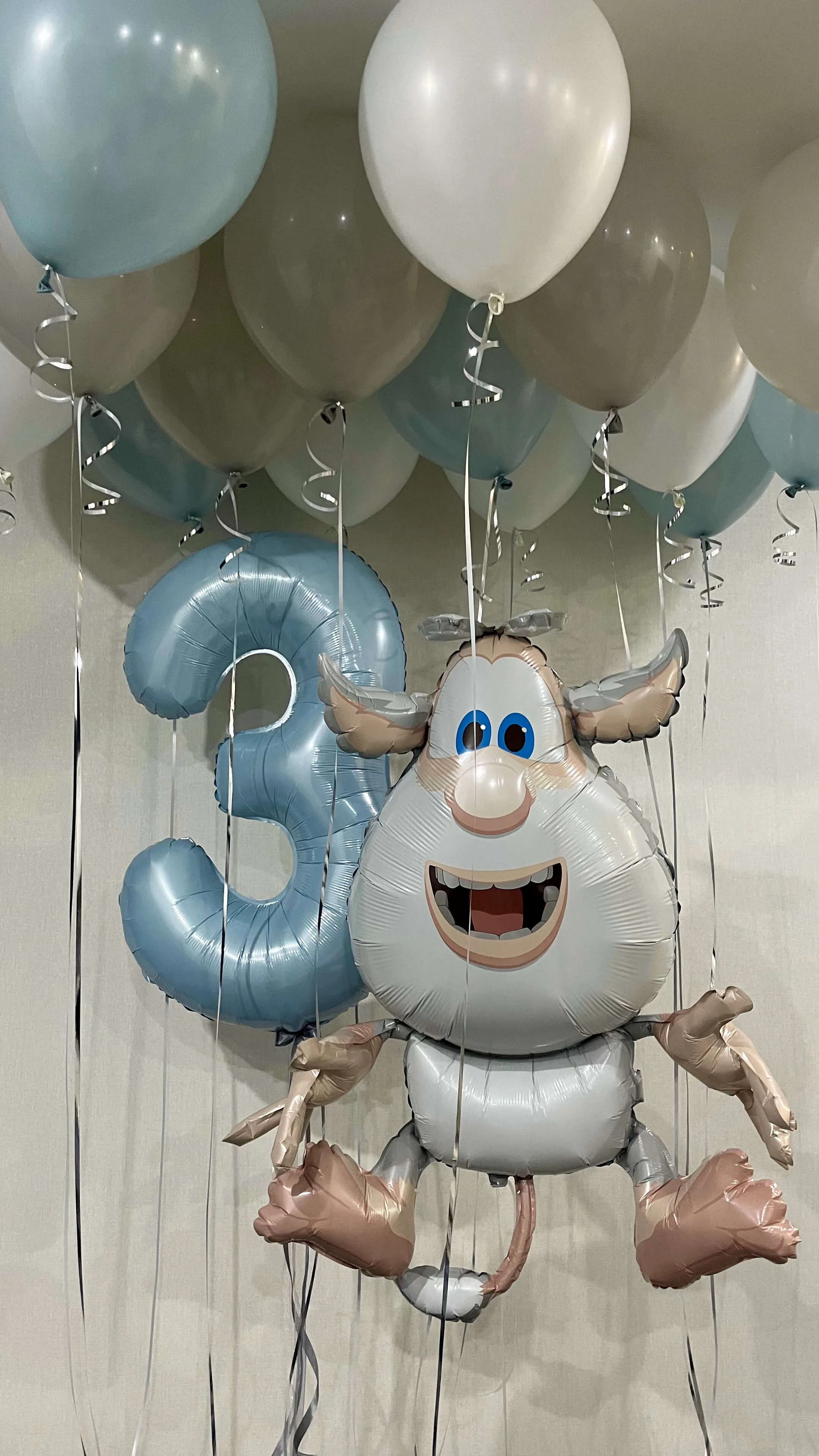 Фольгированный Буба и цифра 3 среди шаров