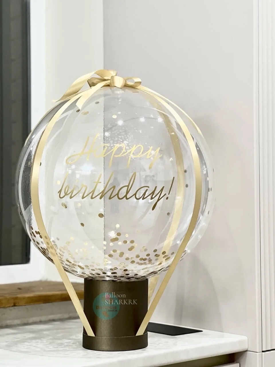 Прозрачный бабл-шар с золотыми конфетти, надпись „Happy Birthday“