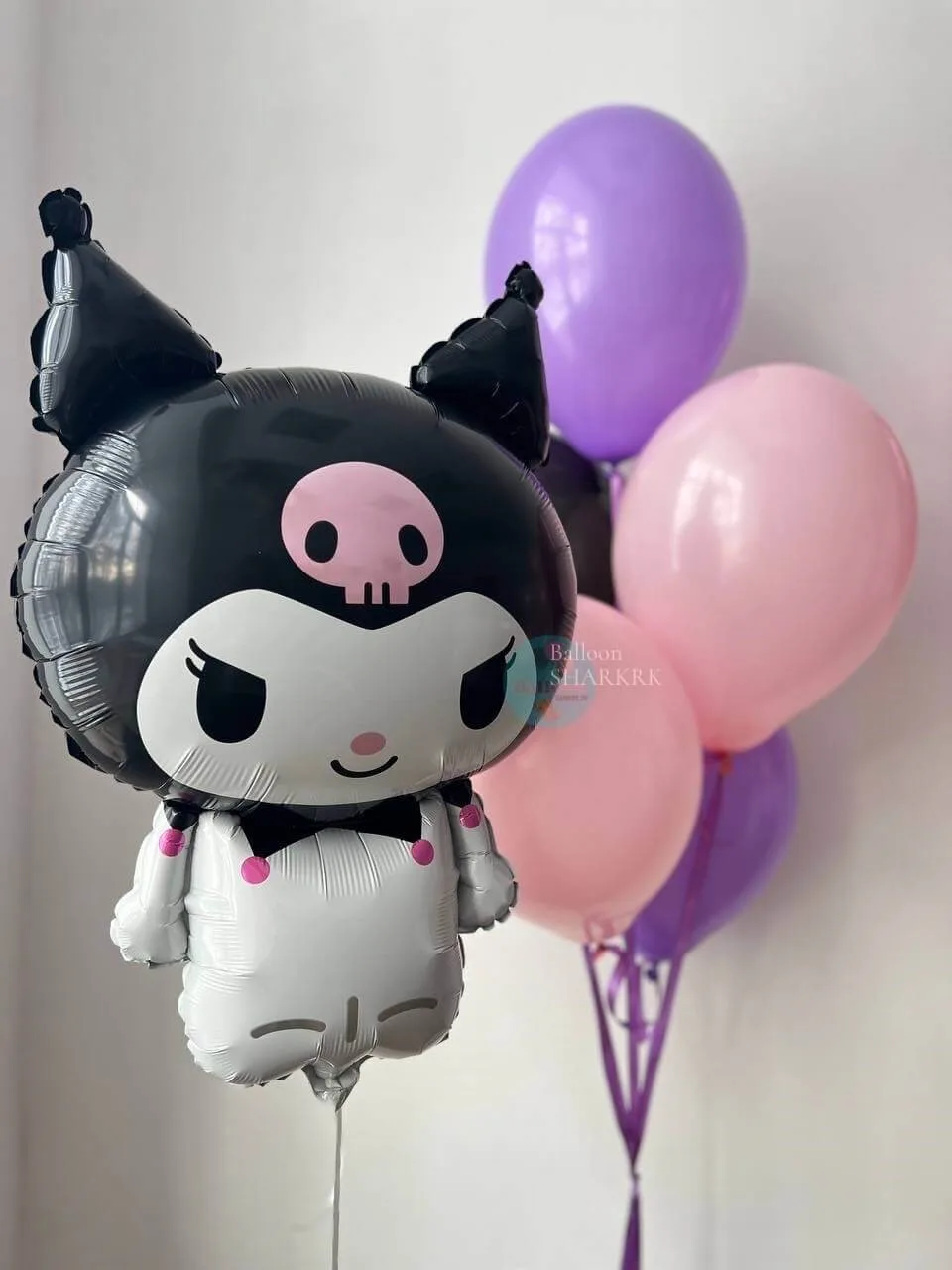 Фольгированный шар с Куроми и букет латексных шаров (розовые, фиолетовые)