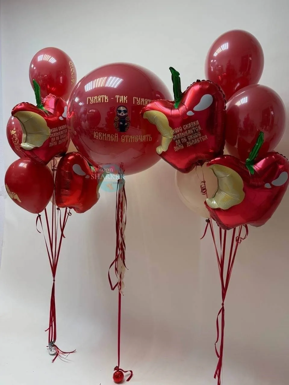 Красные шары и яблоки, декор в русском стиле для юбилея.