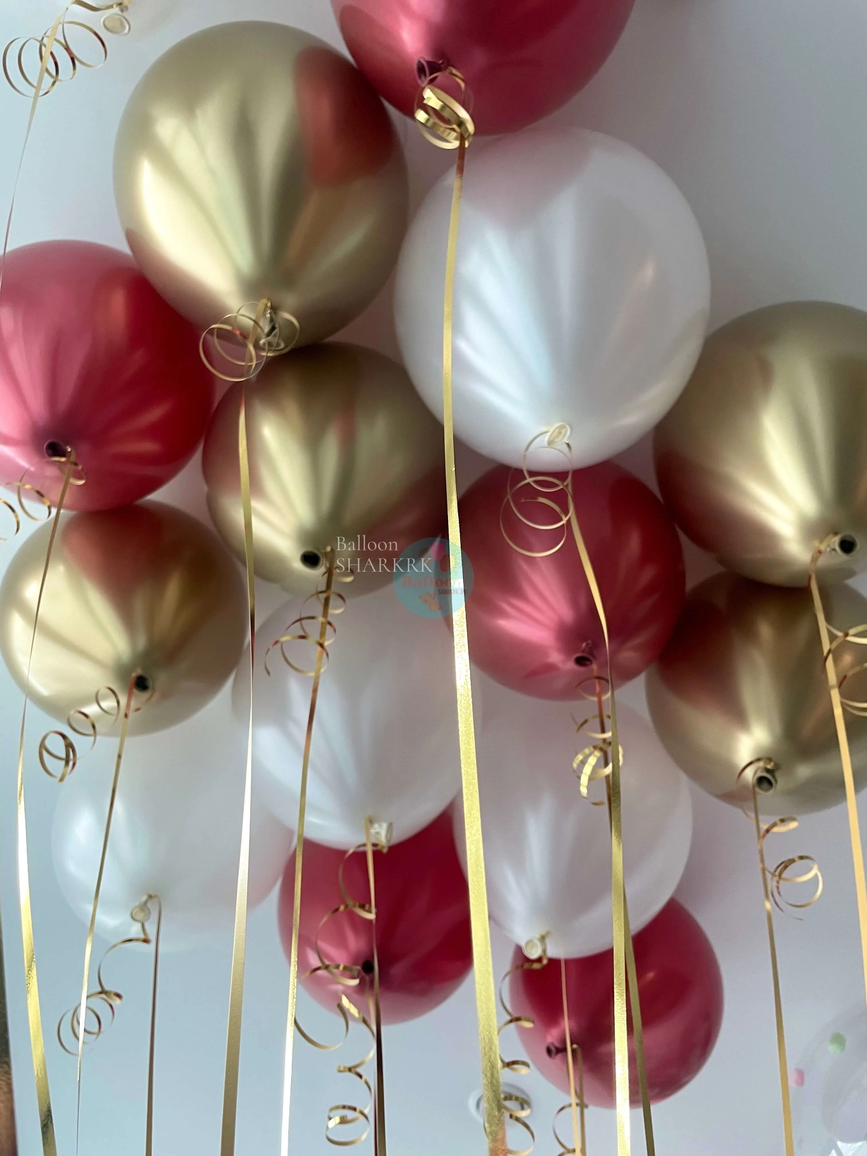 Шары для украшения зала: золото, красный, белый.